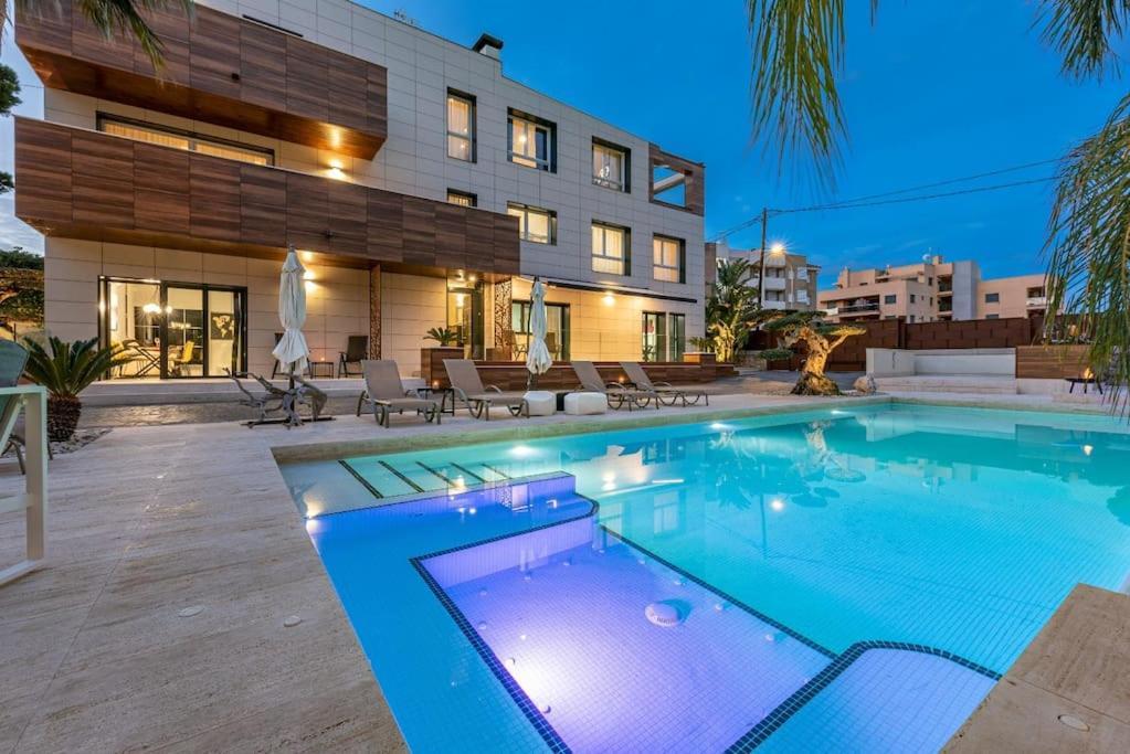 5 Stelle Piscina, Jacuzzi, Wifi - 2 Min Dal Mare Apartment Miami Playa Exterior photo